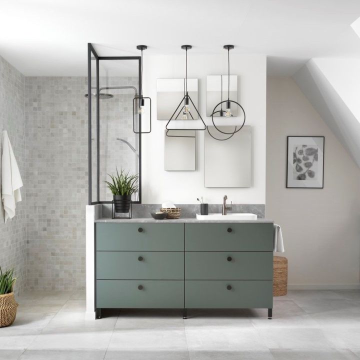 Une salle de bain sous les combles moderne et végétale Une salle de bain sous les combles moderne et végétale