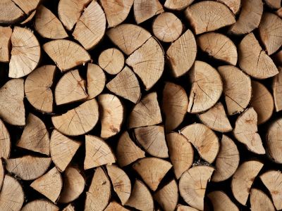 Vous vous chauffez au bois ? Suivez ces astuces pour le stockage de votre bois pour l'hiver prochain