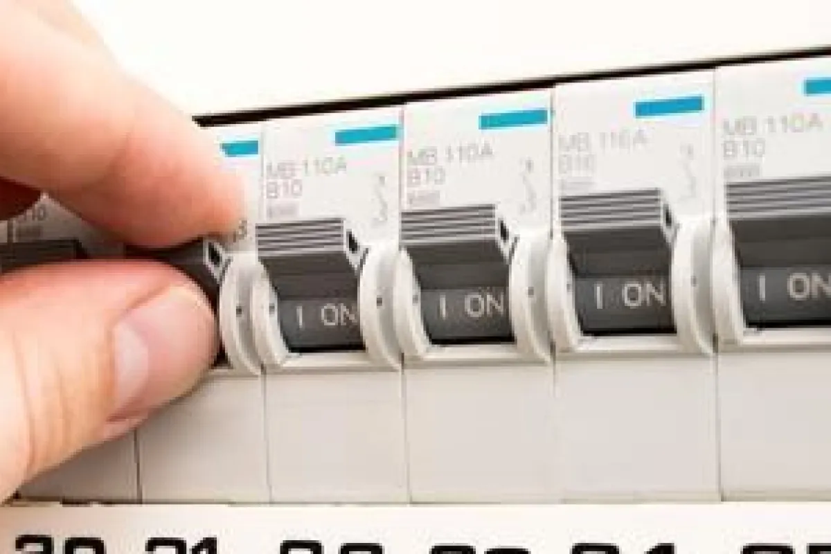 Comment étiqueter son tableau électrique ? - IZI by EDF