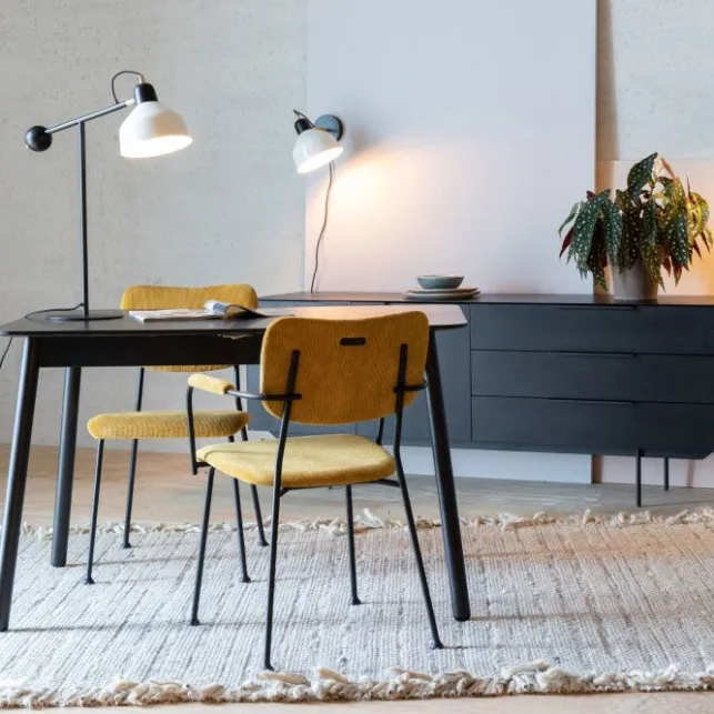 Réveiller une déco minimaliste avec des touches de couleur jaune