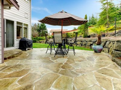 Non, le prix d'une terrasse en pierre naturelle n'est pas aussi élevé que vous le pensez !