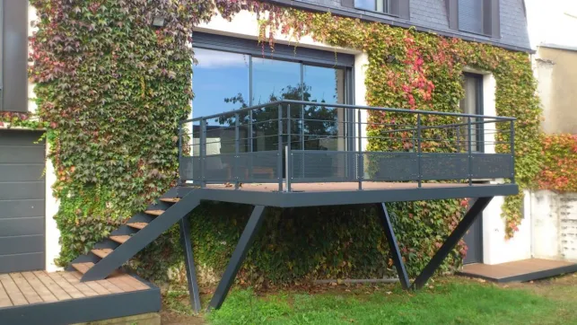Les terrasses en pilotis sont nécessaires pour les terrains en pente ou pour une terrasse sur étage.