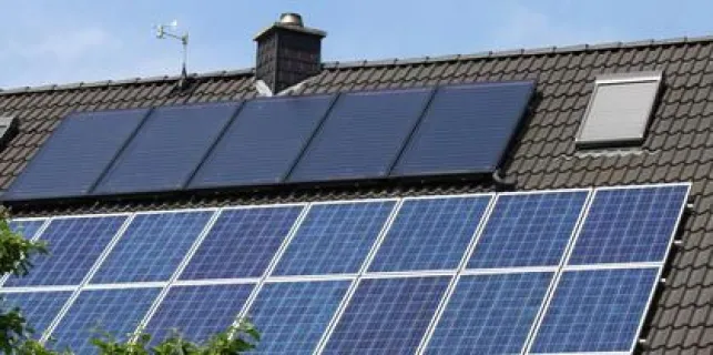 Toiture avec double installation : panneaux photovoltaïques (en bas) et thermiques (en haut)