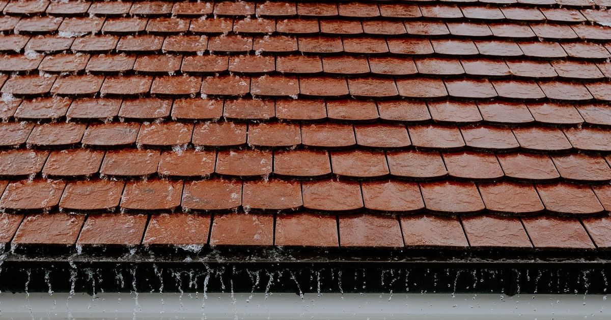 Détecter et réparer une fuite d'eau sur une toiture - La Maison Des Travaux