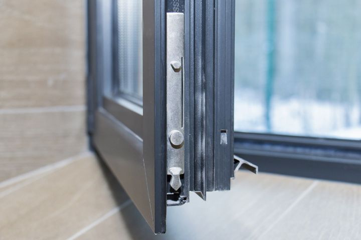 Traiter la rouille sur les gonds d'une fenêtre Traiter la rouille sur les gonds d'une fenêtre