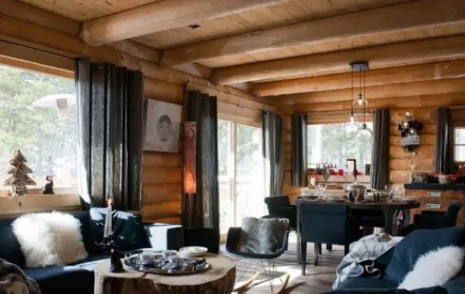 Un intérieur chaleureux ou prédomine le bois et les tissus  © DR