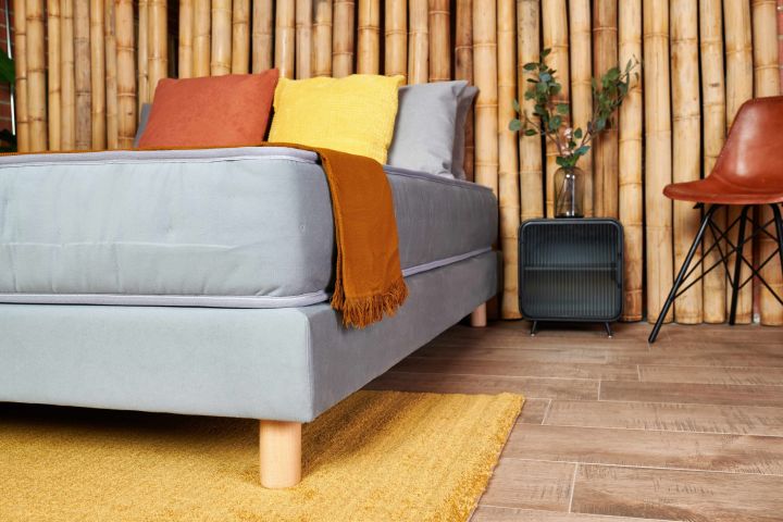 Un lit coffre avec pieds arrondis en bois Un lit coffre avec pieds arrondis en bois
