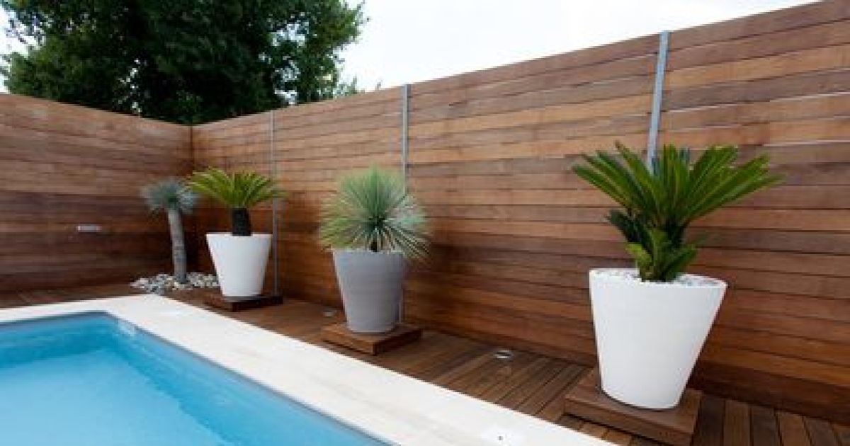 un patio de jardin avec piscine 1576 1200 630