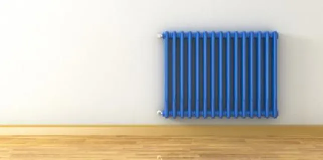 Un radiateur en fonte repeint en bleu