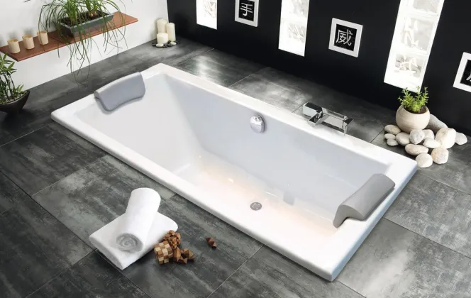 Une baignoire double intégré dans le sol de la salle de bains. © Aquarine Quadra