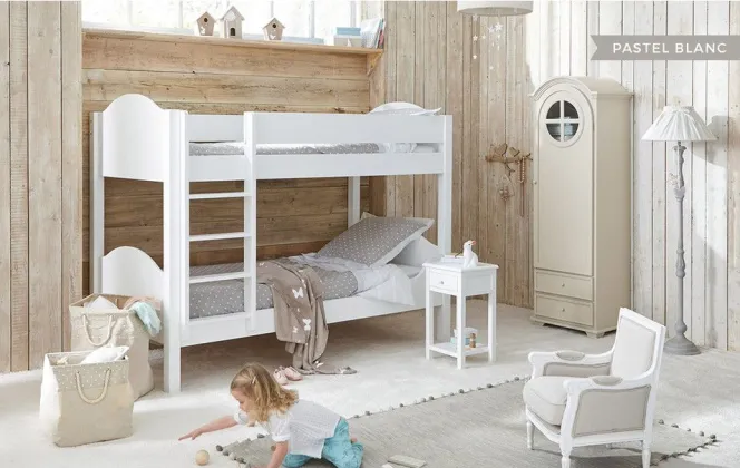 Une chambre de fille aux tons neutres...  © Maisons du Monde