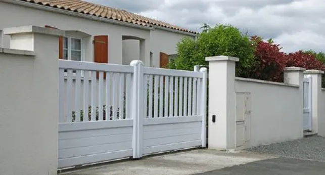 Une clôture en béton