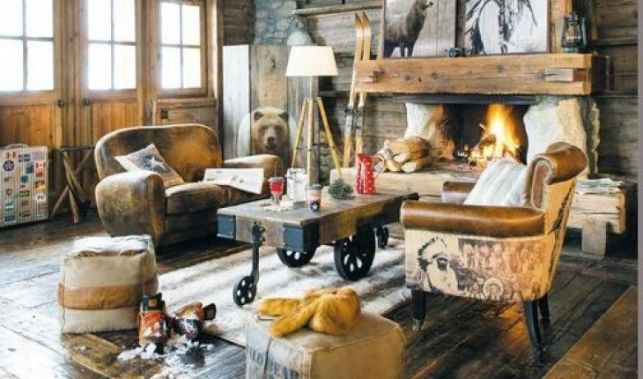 Salon style western avec cheminée et fauteuils en cuir