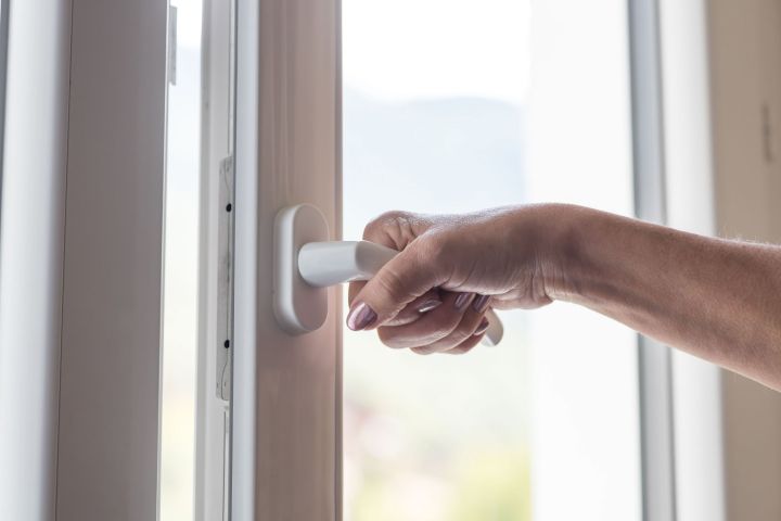 Une fenêtre avec vitrage isolant thermique Une fenêtre avec vitrage isolant thermique