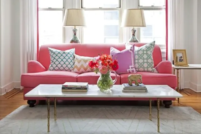 Une maison à déco romantique - Salon avec canapé rose