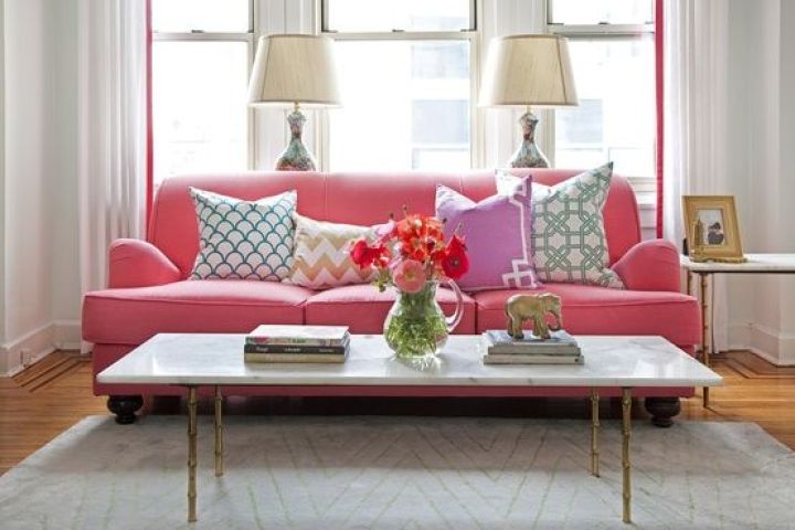 Une maison à déco romantique - Salon avec canapé rose Une maison à déco romantique - Salon avec canapé rose