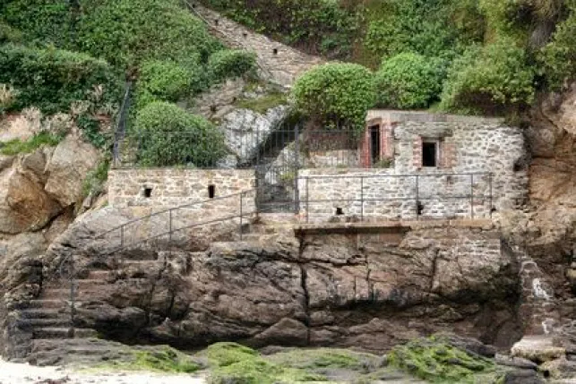 Une maison atypique en pierre nichée en hauteur