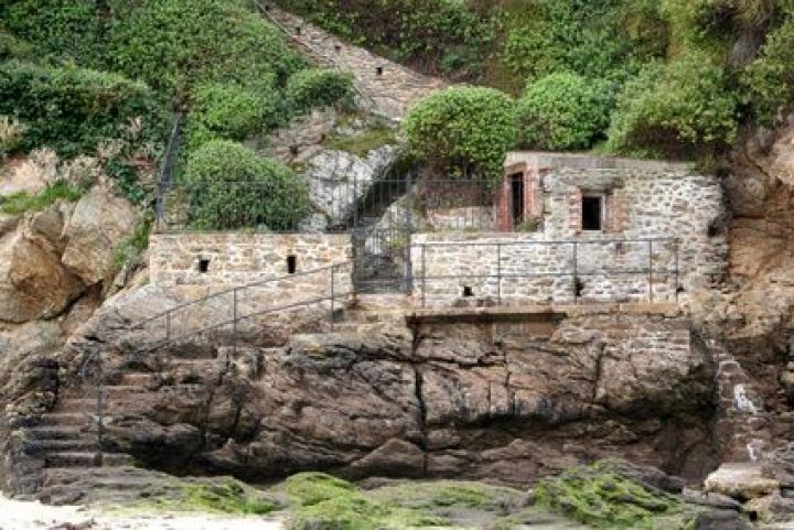 Une maison atypique en pierre nichée en hauteur Une maison atypique en pierre nichée en hauteur