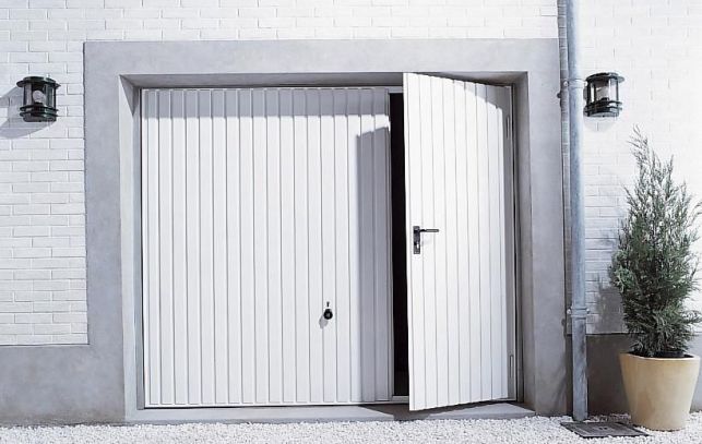 Une porte de garage avec portillon intégré