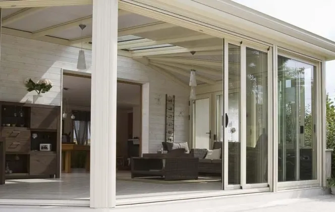 Cette véranda aux lignes droites et au design contemporain offre un maximum de confort et de luminosité. © Concept Alu