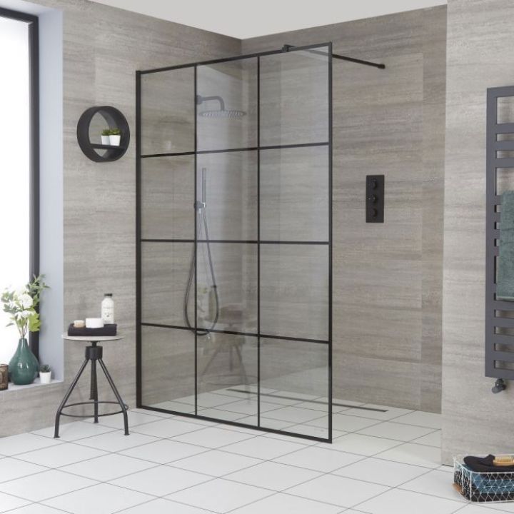 Une paroi de douche vitrée Une paroi de douche vitrée