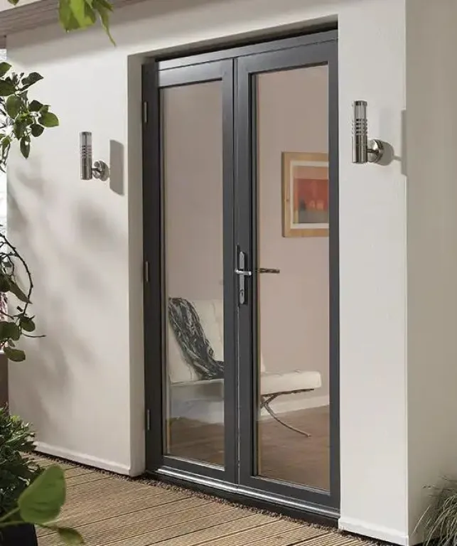 Installer une porte-fenêtre en aluminium permet d'éclaircir votre pièce et d'avoir une ouverture élégante