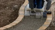 Créer une allée de jardin en bitume