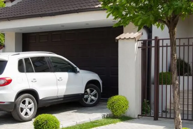 Voiture garée devant mon garage : que faire ?