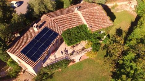 Vue aérienne d'une maison équipée d'un système photovoltaïque